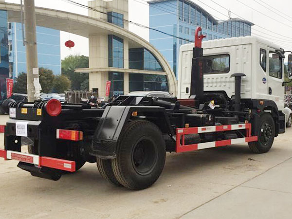 型東風創(chuàng)普拉臂式垃圾車