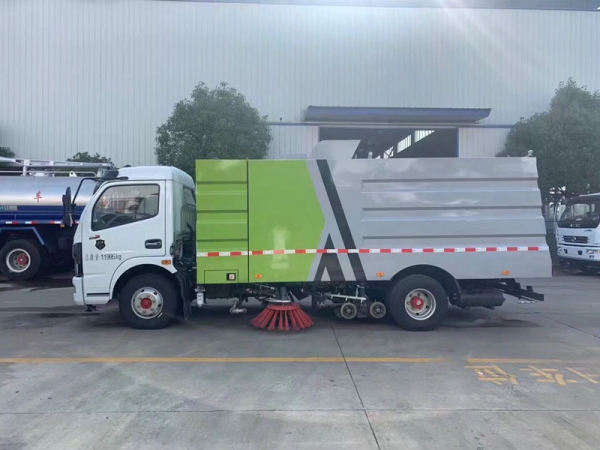 東風大多利卡掃路車（2.5方水罐5方塵罐）