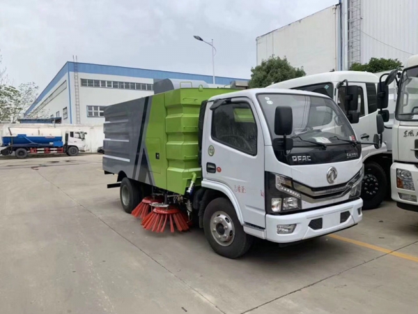 東風(fēng)小多利卡掃路車（1.5方水罐，4方塵罐）
