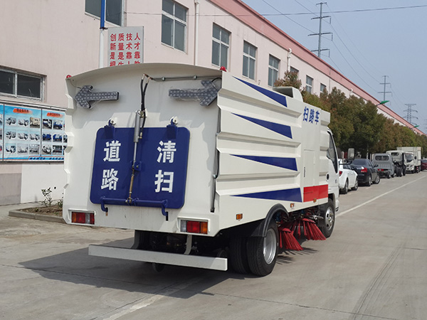 五十鈴掃路車（1.5方水罐，4方塵罐）