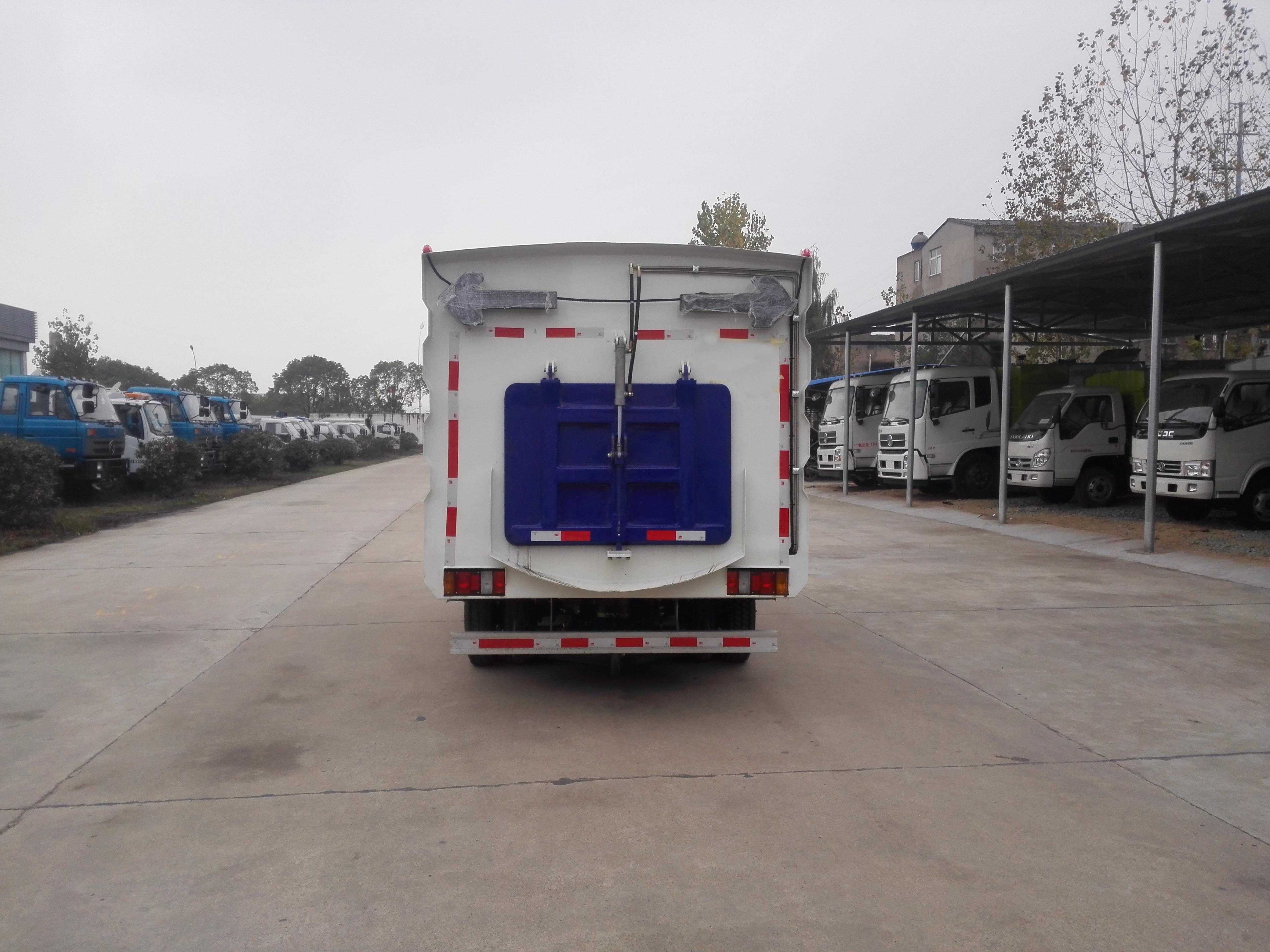 江鈴掃路車（1.5方水罐，4方塵罐）