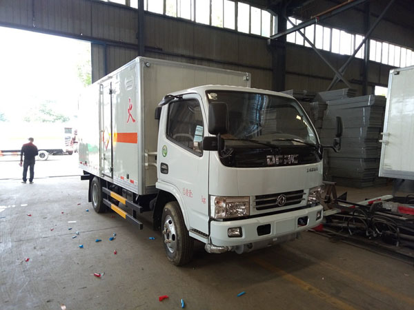 多利卡4.1米(藍(lán)牌)氣體箱式車