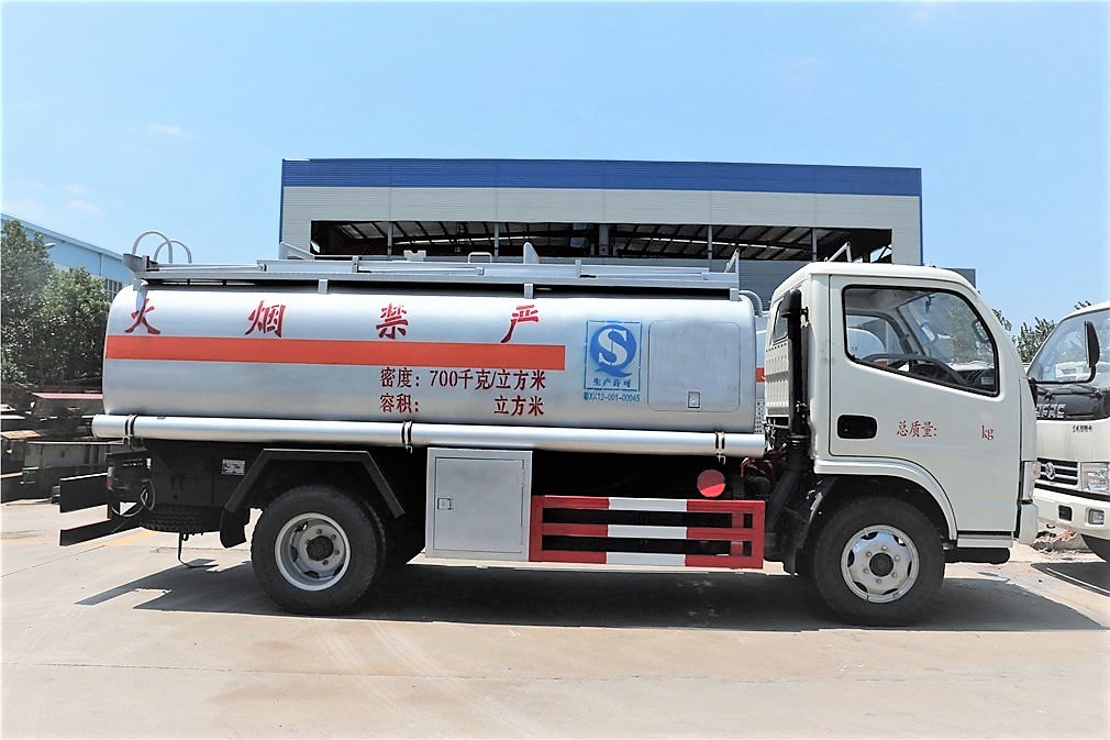 5方東風(fēng)小多利卡加油車(chē)