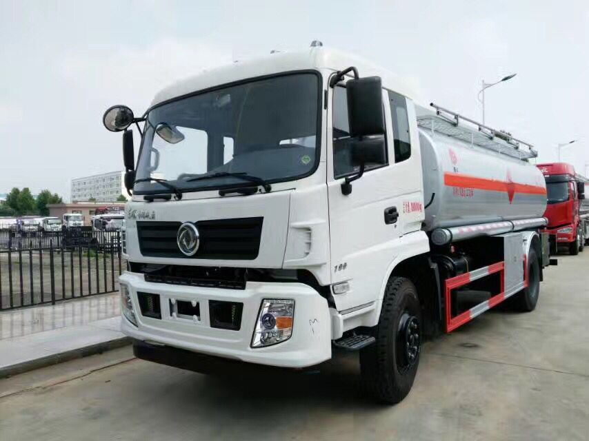 國五東風(fēng)專底運油車