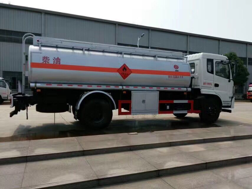 國五東風(fēng)專底運油車