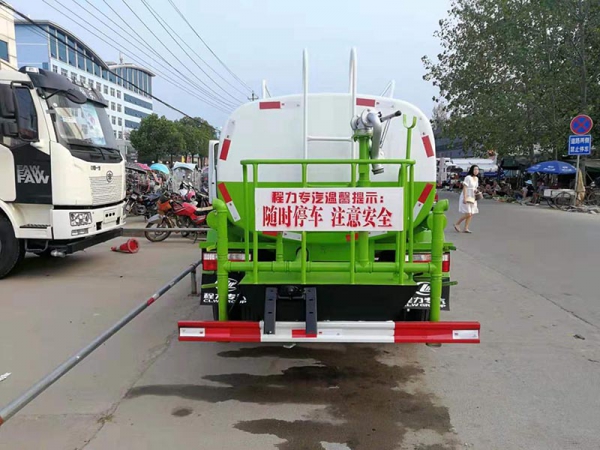 東風多利卡5噸灑水車