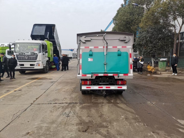 福田微型掃路車(0.8方水罐1.7方塵罐)