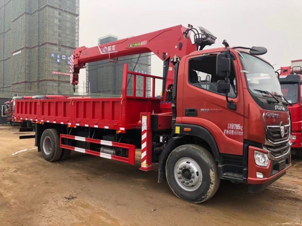 福田奧鈴8噸隨車吊貨廂6.05米