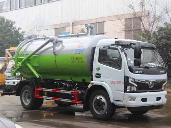 東風大多利卡8方吸污車