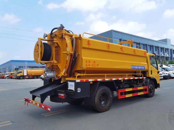 東風(fēng)福瑞卡12.5方清洗吸污車(chē)，聯(lián)合疏通車(chē)