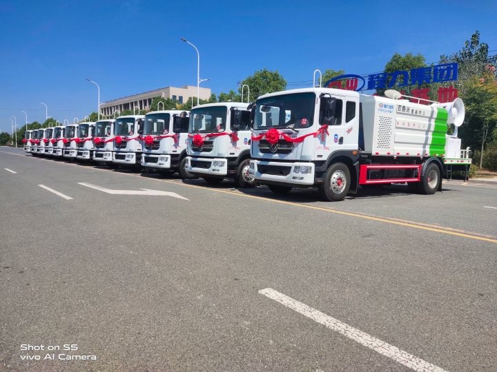 13臺(tái)東風(fēng)D9抑塵車后配60米霧炮批量試車交車