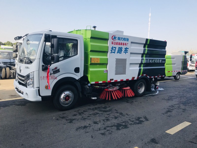 東風多利卡5.5方掃路車