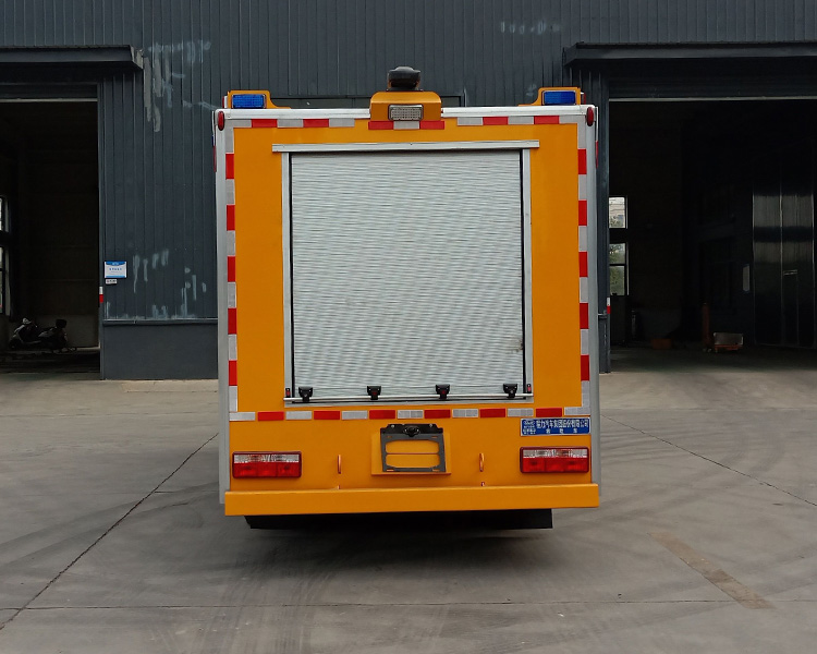 多利卡卷簾門(mén)式救險(xiǎn)車(chē)